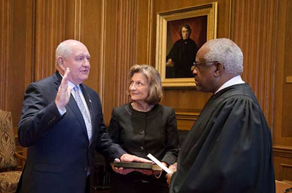 Sonny Perdue, with his wife Mary, takes the oath of office administered by Associate Justice Clarence Thomas in the U.S. Supreme Court Building, becoming the 31st U.S. Secretary of Agriculture.