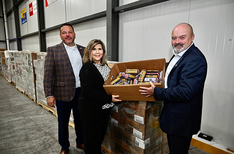 Fareway donates food to Iowa Food Bank in order to support the community