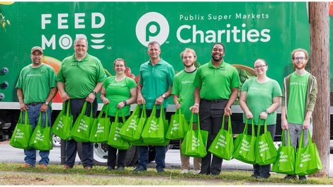 Image of Publix CEO Kevin Murphy with associates during Publix Serves Week