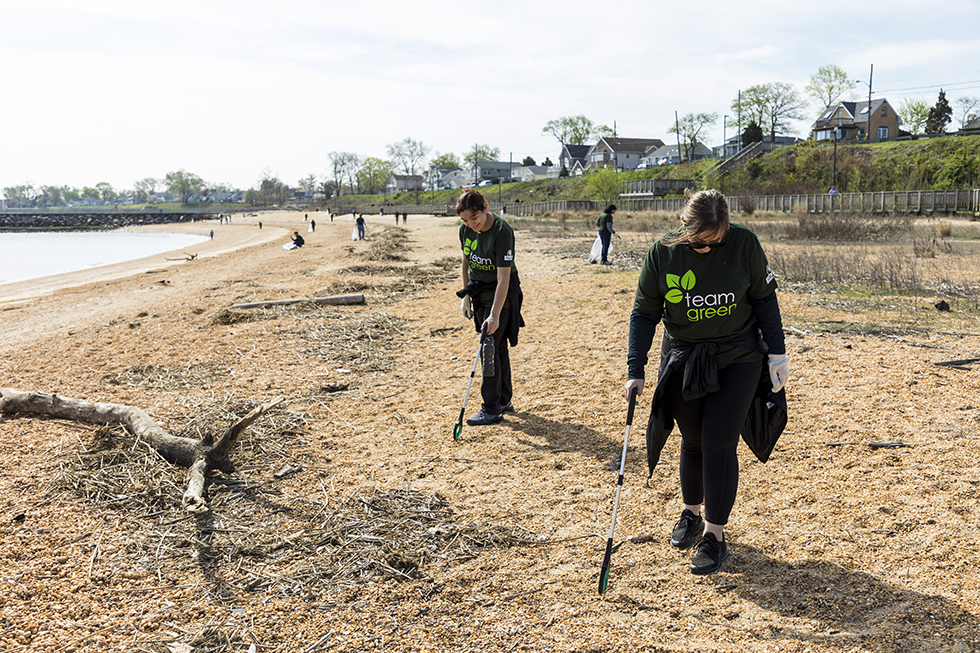 Wakefern ShopRite volunteers pick up trash at the Old Bridge Waterfront Park in New Jersey.