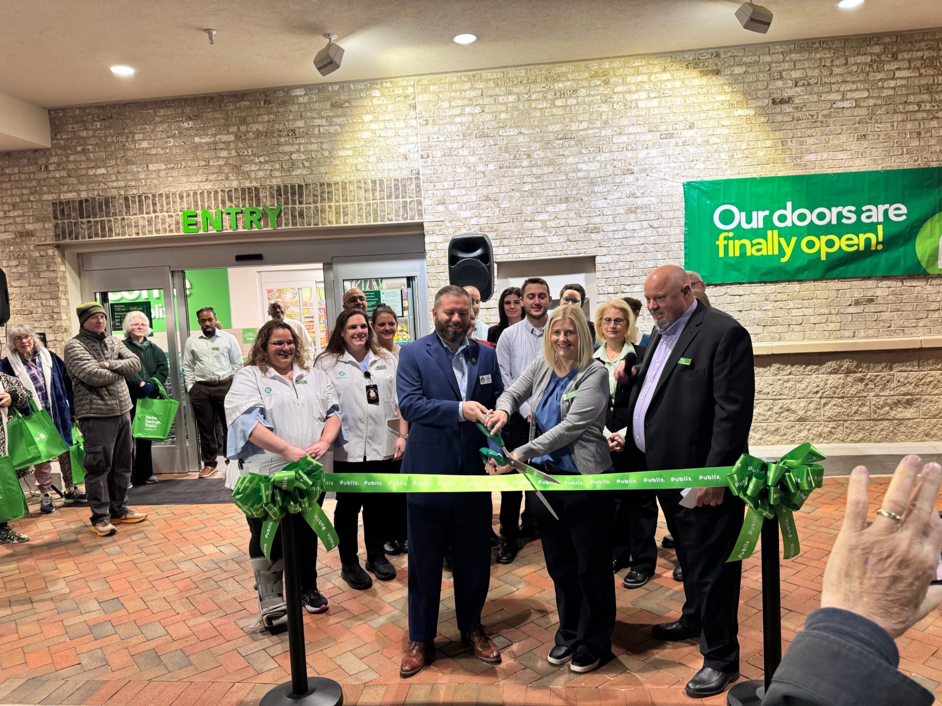 Publix Jasper ribbon cutting