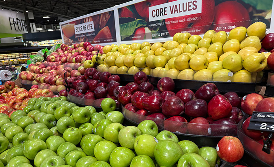 image of apples in produce department at Market 32/Price Chopper