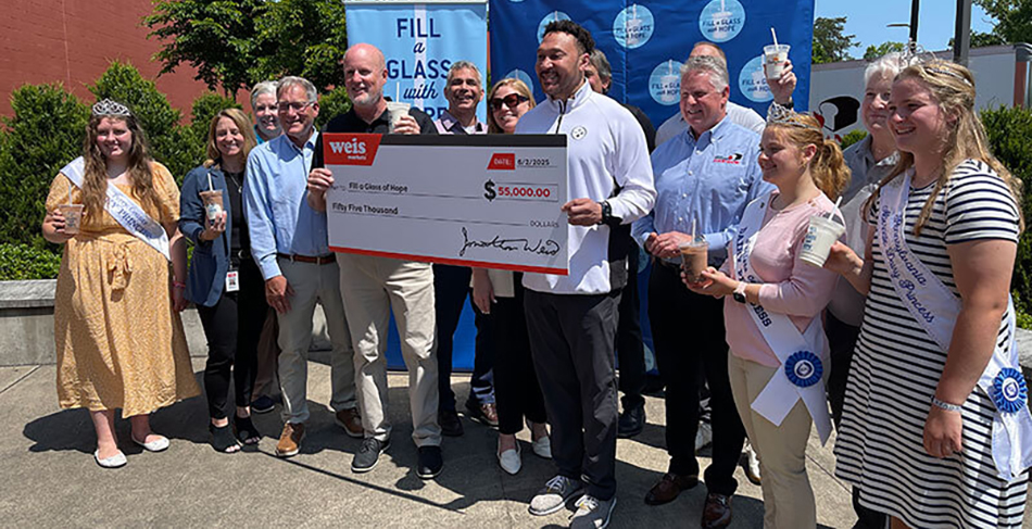 image of group at Weis Markets to celebration National Milk Day