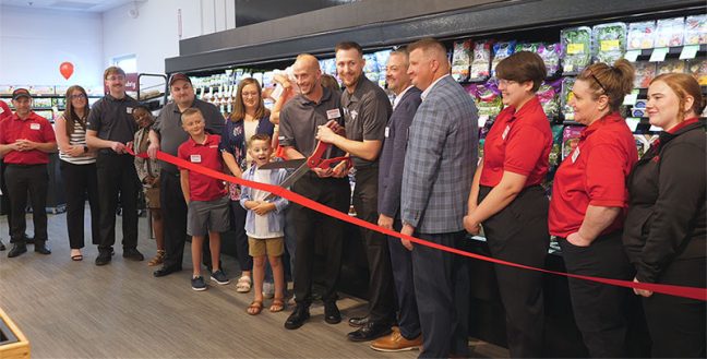 photo of ribbon cutting at Fareway Lisbon store