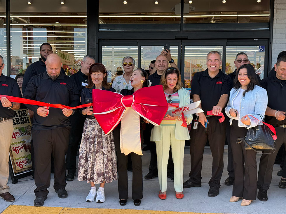 Superior Grocers ribbon cutting