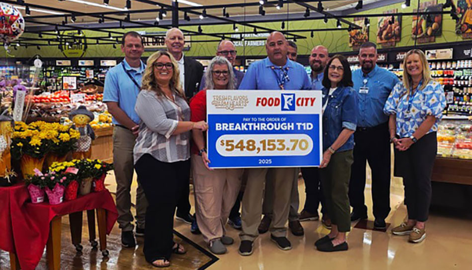 photo of Food City employees presenting lage check to Breakthrough T1D staff member