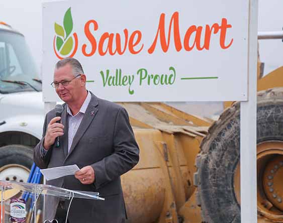 photo of The Save Mart Companies President Jim Perkins making comments at groundbreaking ceremony