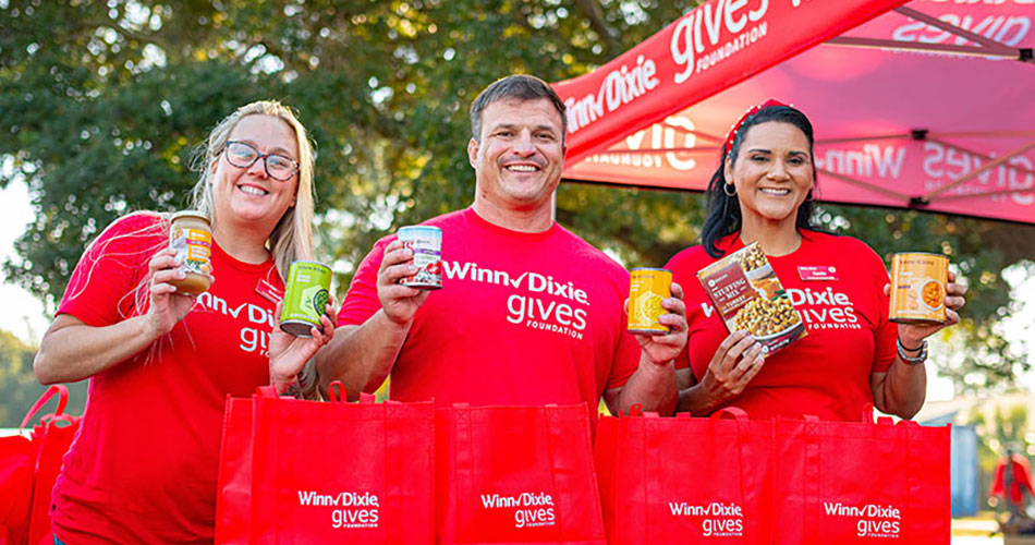 photo of Winn-Dixie team members stocking holiday bags with canned goods