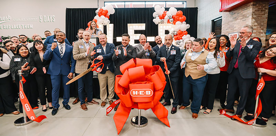 photo of ribbon-cutting ceremony at new H-E-B in San Antonio