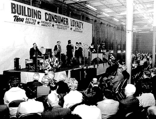 historical photo of crowd gathered at an AWG annual meeting