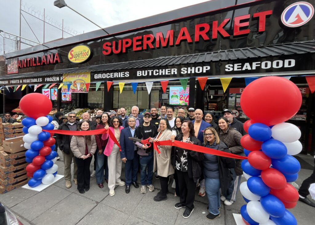 photo of ribbon cutting at Antillana Superfoods in the Bronx