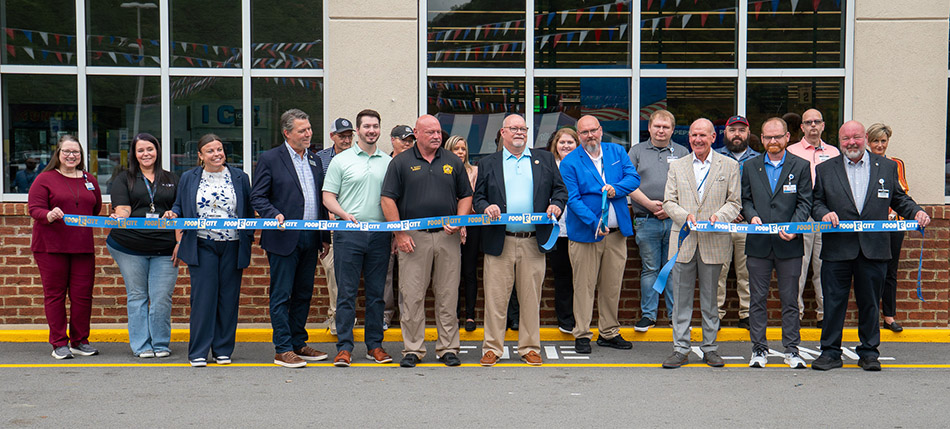 photo of ribbon cutting at Food City Pikeville store