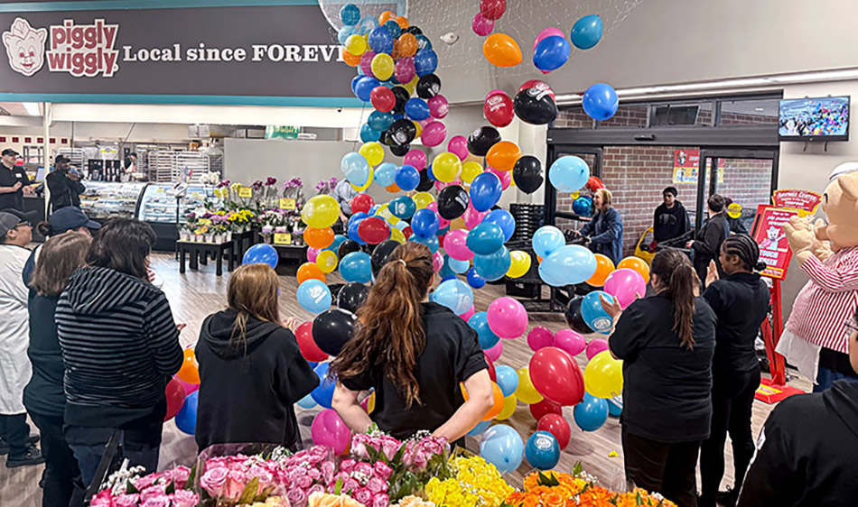 photo of grand opening of Bay View Piggly Wiggly store