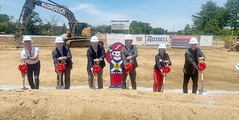 photo of Schnuck Markets executives with shovels at groundbreaking for new Creve Coeur store