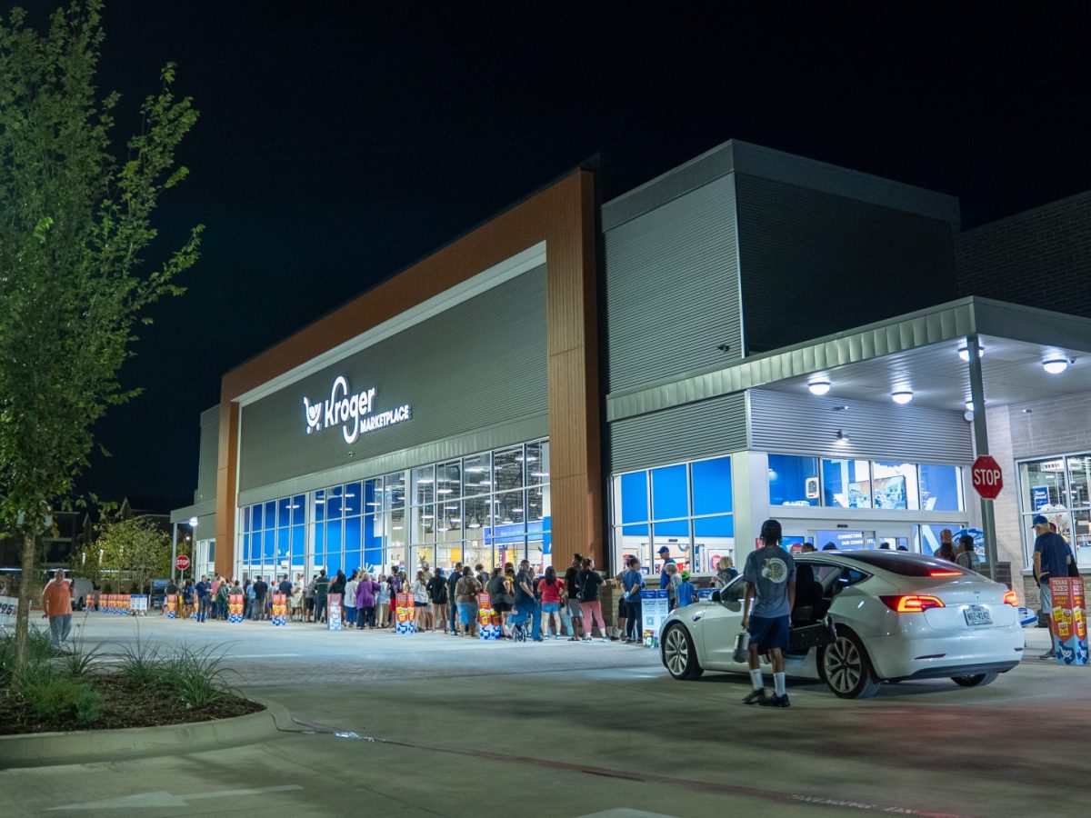 Hundreds Line Up For Opening Of First Kroger With ‘Indian Experience’