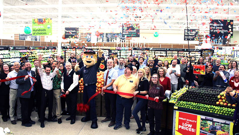 photo of group at ribbon cutting for new Tom Thumb store in Albertsons' Southern Division