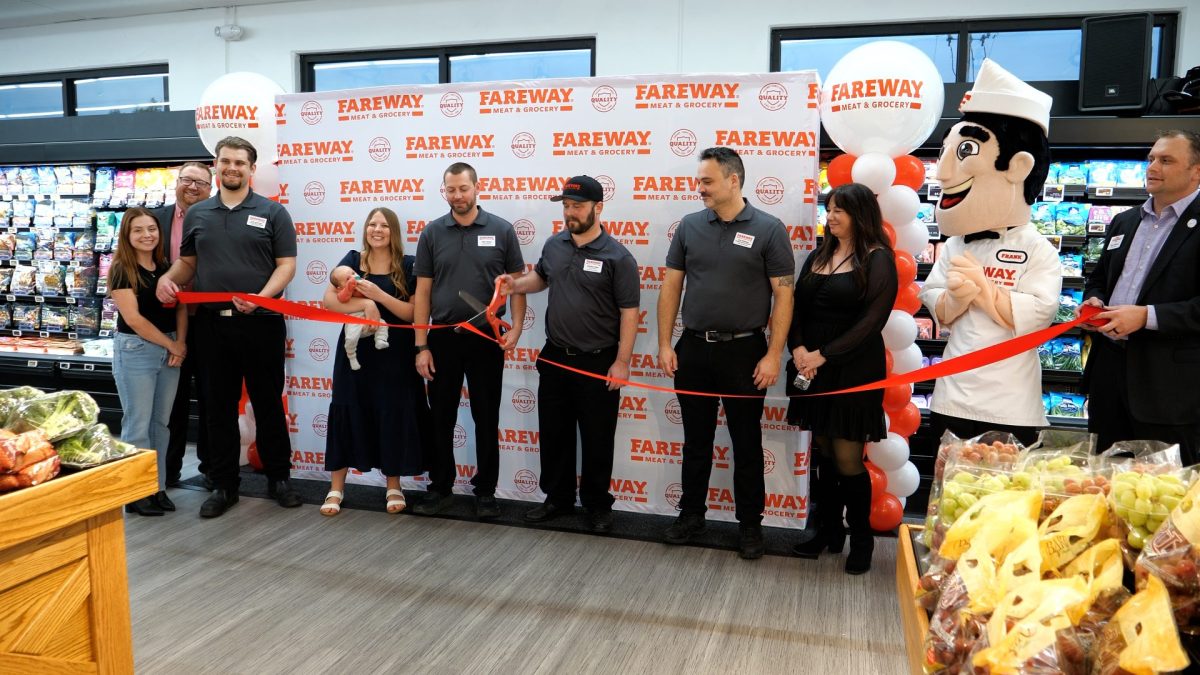 Fareway ribbon cutting